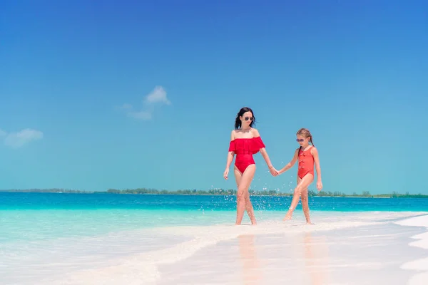 Mooie moeder en dochter op Caribisch strand — Stockfoto