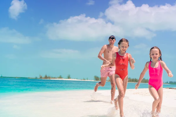 Familie mit Vater und Kindern am weißen tropischen Strand auf Karibik-Insel — Stockfoto