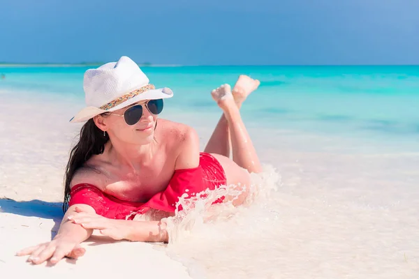 白い砂浜のビーチでリラックスした美しい女性 — ストック写真
