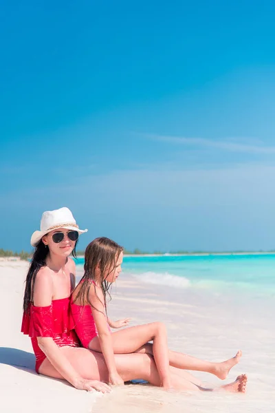 母亲和小女儿在热带海滩享受时间 — 图库照片