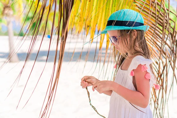 Retrato de una niña adorable en la playa en sus vacaciones de verano — Foto de Stock