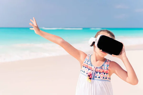 Enfant portant des lunettes de réalité virtuelle sur la plage — Photo