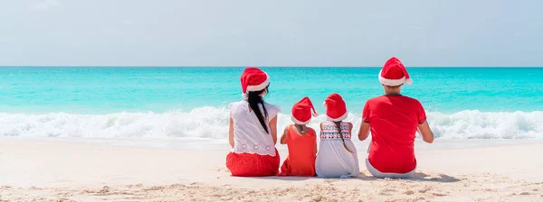 Familia feliz en la playa caribeña celebrando las vacaciones de Navidad —  Fotos de Stock