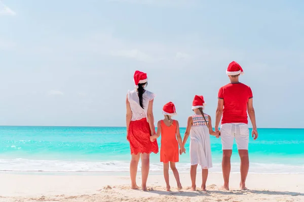 Famiglia felice sulla spiaggia caraibica che celebra le vacanze di Natale — Foto Stock