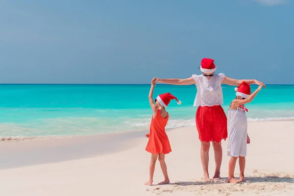 Mutlu anne ve kızıyla yaz tatil Noel Baba şapkalı — Stok fotoğraf