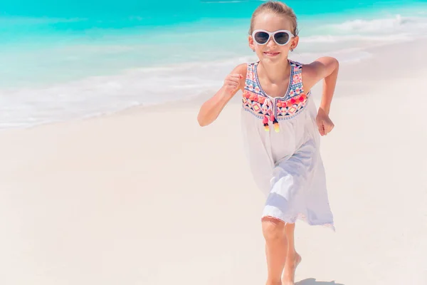 Adorable niña caminando a lo largo de la playa caribeña de arena blanca — Foto de Stock