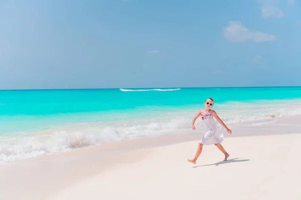 Glückliche Kinder Genießen Strand Tropischen Urlaub — Stockfoto