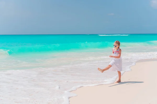 Retrato de una niña adorable en la playa en sus vacaciones de verano —  Fotos de Stock