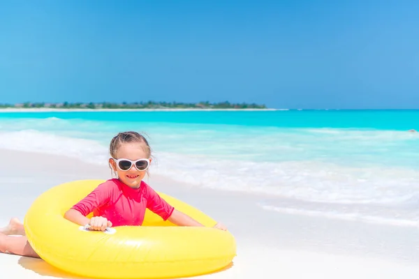 Liebenswert klein mädchen having spaß auf die strand — Stockfoto