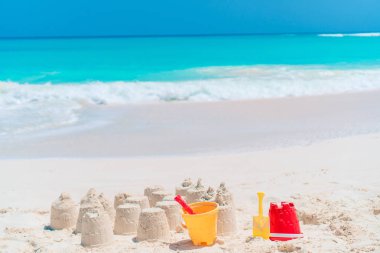 Sandcastle plastik çocuklar oyuncak ve deniz arka plan beyaz Beach