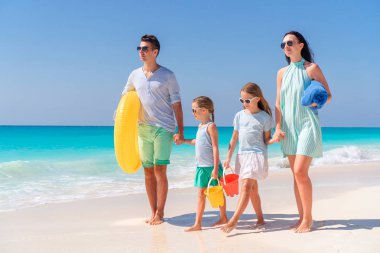 Genç aile tatil var eğlenceli plaj