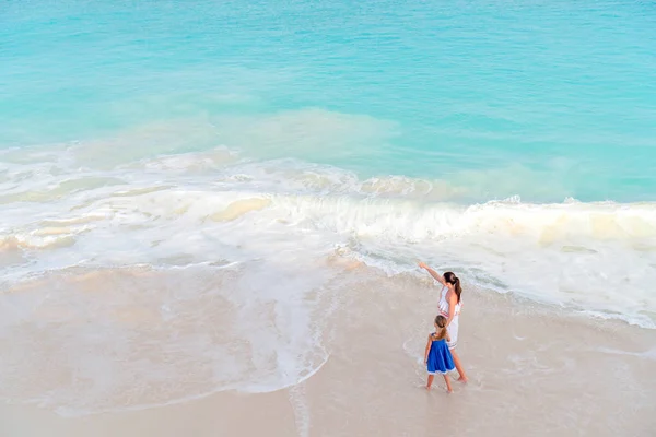 Anne ve küçük kızı vaktinizi tropikal plaj — Stok fotoğraf