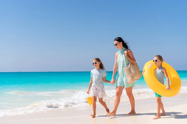 Entzückende kleine Mädchen und junge Mutter am weißen Strand — Stockfoto