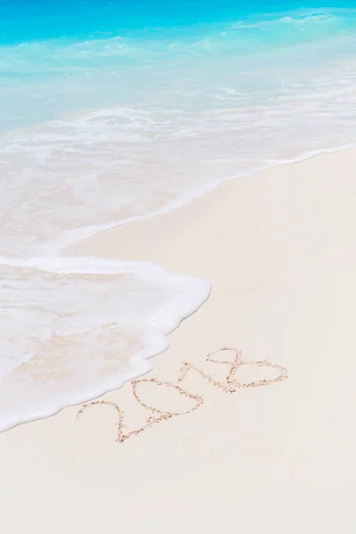 2018 inscrição escrita na praia de areia, cartão de saudação de Ano Novo . — Fotografia de Stock