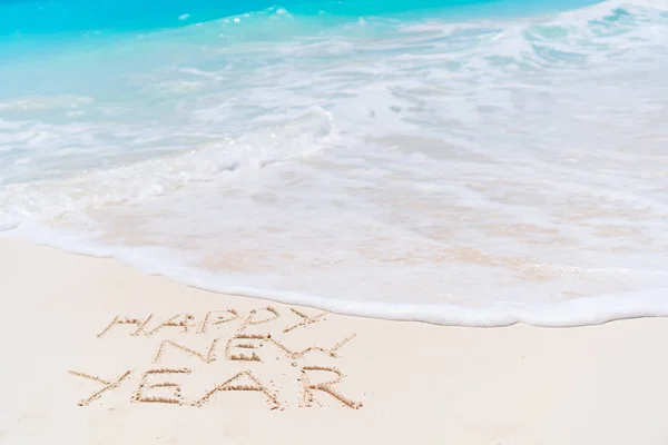 2018 Inschrift auf Sandstrand geschrieben, Neujahrsgrußkarte. — Stockfoto