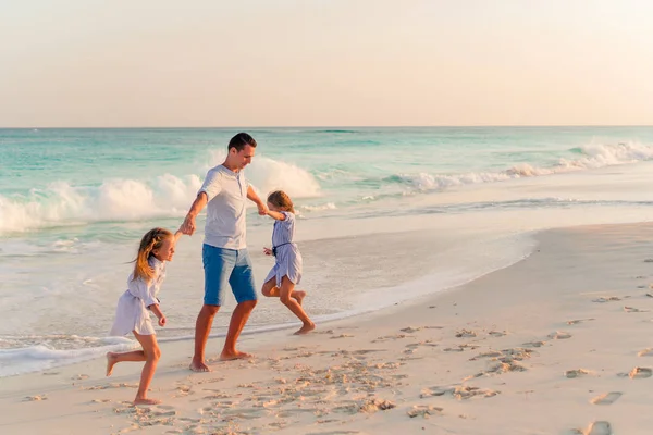 Family walking on white tropical beach on caribbean island — Stock Photo, Image
