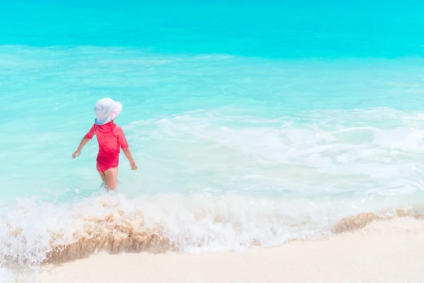 Rozkošná holčička na pláži mají spoustu zábavy ve vodě — Stock fotografie