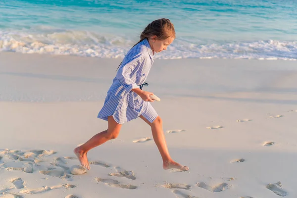 Dziewczynka na białej plaży o zachodzie słońca — Zdjęcie stockowe
