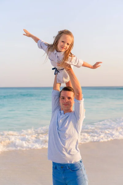 Ragazzina e papà felice si divertono durante le vacanze al mare — Foto Stock