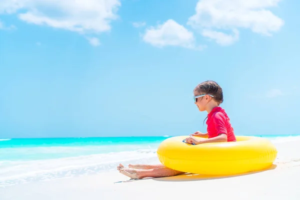 Schattig klein meisje dat plezier heeft op het strand — Stockfoto