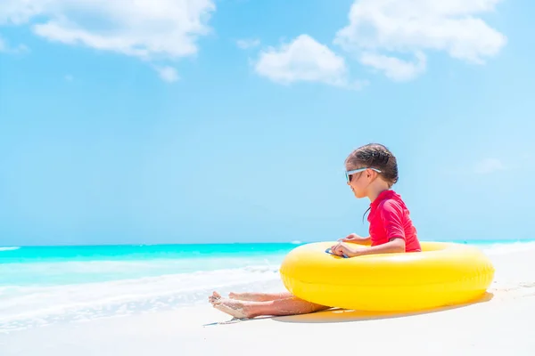 Adorable petite fille s'amuser sur la plage — Photo