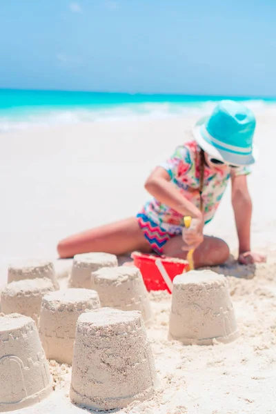 Adorable niña jugando con juguetes de playa durante las vacaciones tropicales —  Fotos de Stock