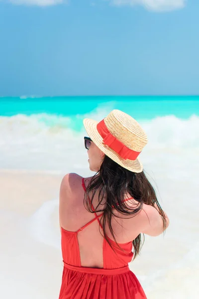 Junges Mädchen im schönen roten Kleid Hintergrund das Meer — Stockfoto