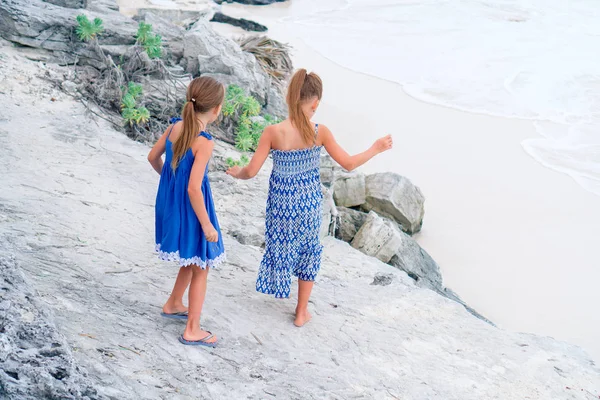 Le bambine si divertono sulla spiaggia tropicale giocando insieme all'aperto — Foto Stock