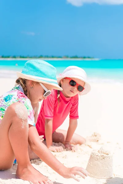 Bedårande små flickor under sommarlovet på stranden — Stockfoto