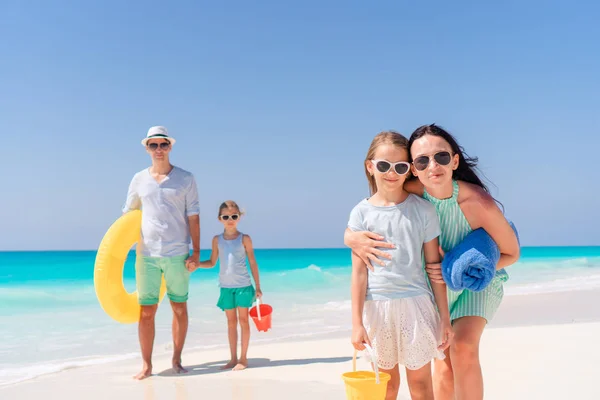 Retrato de familia feliz en una playa tropical — Foto de Stock