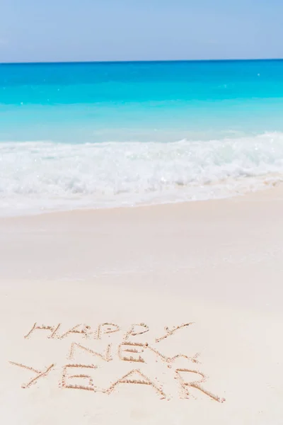2018 napis napisany na piaszczystej plaży, nowy rok z życzeniami. — Zdjęcie stockowe