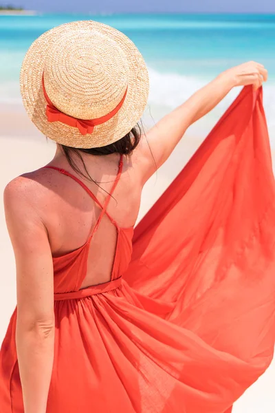 Junges Mädchen im schönen roten Kleid Hintergrund das Meer — Stockfoto