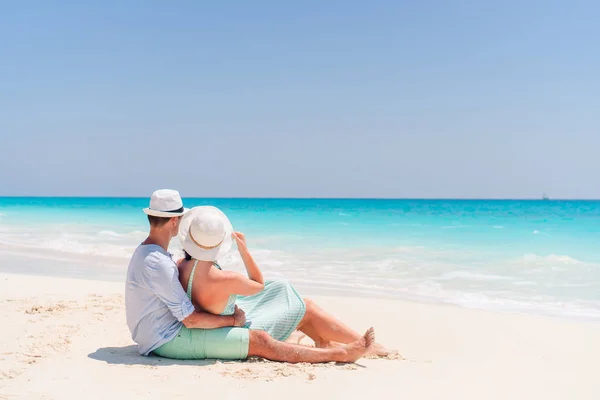 Pareja joven en playa blanca durante las vacaciones de verano. Los amantes felices disfrutan de su luna de miel — Foto de Stock