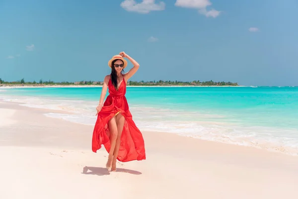 Menina em belo vestido vermelho fundo o mar — Fotografia de Stock