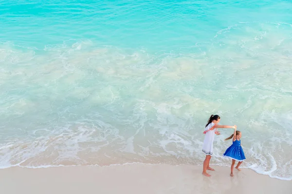 Madre e hija disfrutando del tiempo en la playa tropical — Foto de Stock
