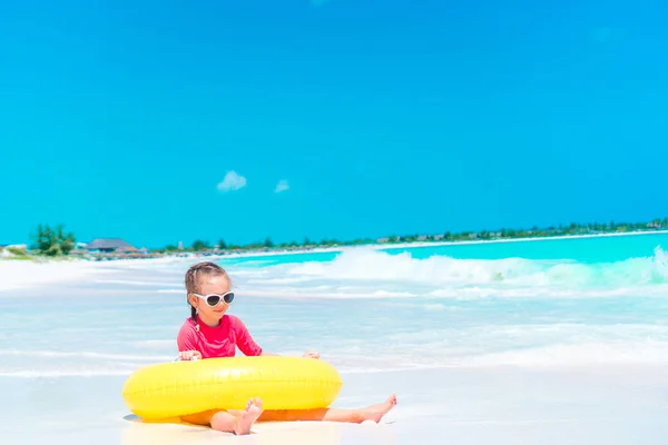Sevimli küçük kız sahilde eğleniyor. — Stok fotoğraf