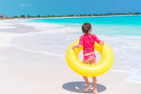 Schattig klein meisje dat plezier heeft op het strand — Stockfoto