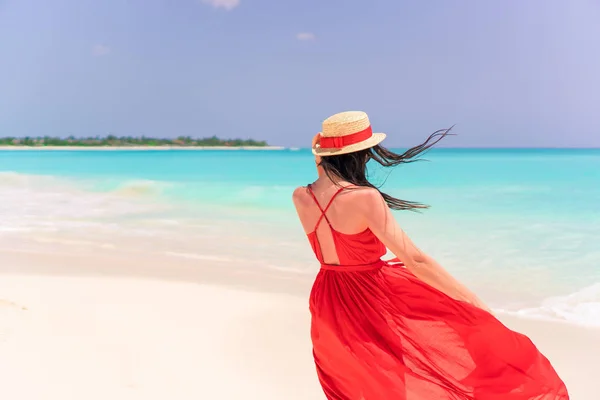 Mladá dívka v krásných červených šatech pozadí moře — Stock fotografie