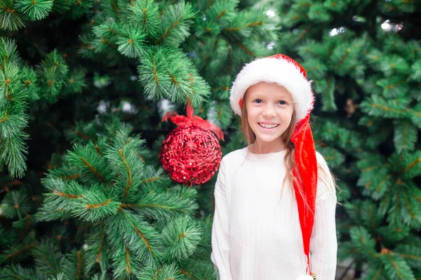 Niña feliz cerca de la rama del abeto en la nieve para un nuevo año . —  Fotos de Stock