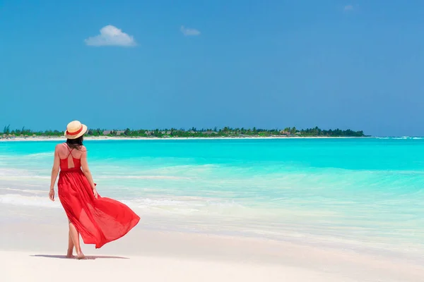 Ung flicka i vacker röd klänning bakgrunden havet — Stockfoto