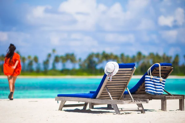 Summer vacation concept-young woman enjoy tropical vacation on exotic island — Stock Photo, Image