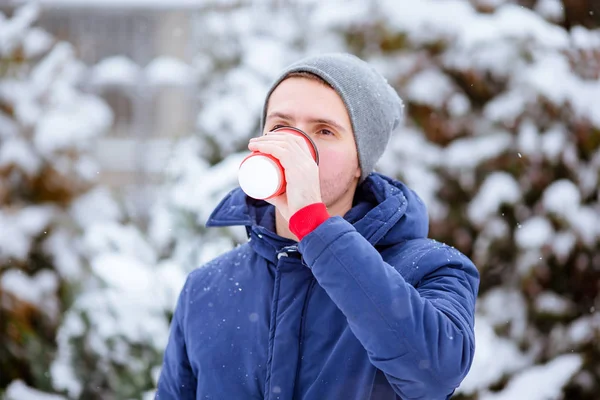 Hombre feliz bebiendo café al aire libre en invierno —  Fotos de Stock