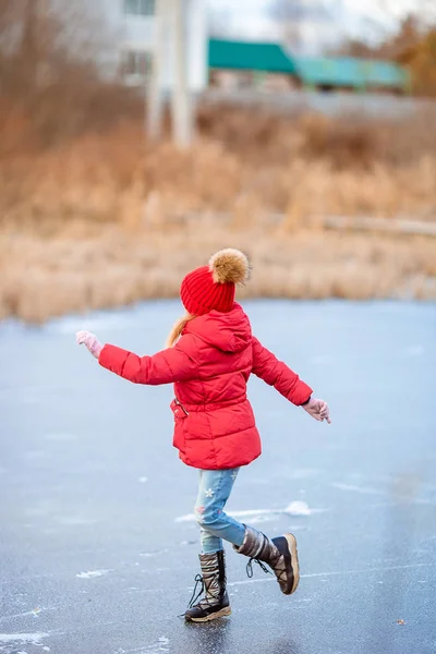 Adorables niñas patinando en la pista de hielo —  Fotos de Stock