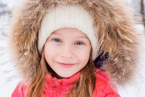 Ritratto di bambina adorabile nella neve giornata invernale soleggiata — Foto Stock