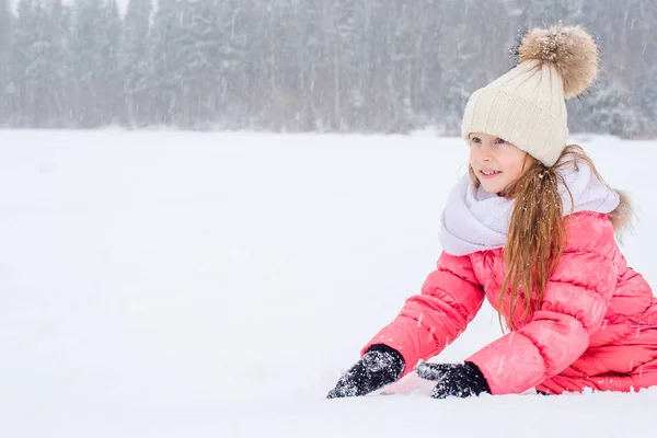 Retrato de pequena menina adorável na neve dia ensolarado de inverno — Fotografia de Stock