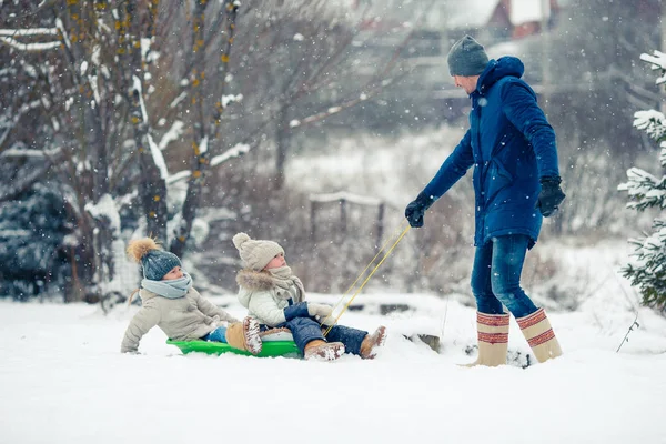 Сім'я тата і дітей відпочинок напередодні Різдва на відкритому повітрі — стокове фото