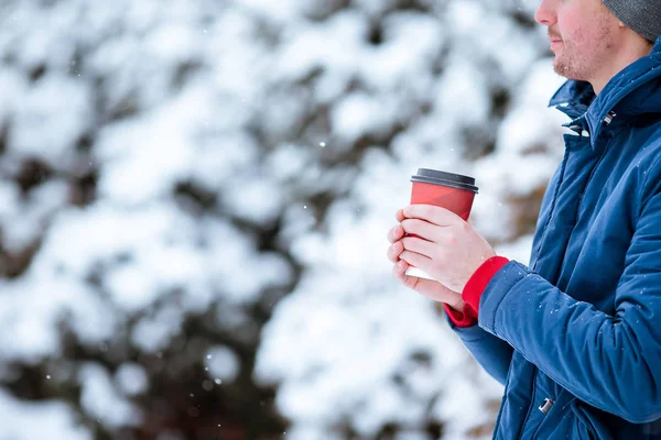 Lycklig man dricka kaffe utomhus på vintern — Stockfoto