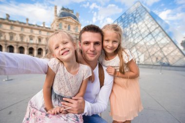 Selfie Paris'te yapma iki çocuklu mutlu aile