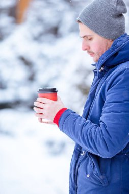 Beyaz delikanlı içinde donmuş kış günü açık havada kahve içme