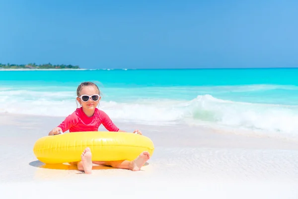 Söt liten flicka som har roligt på stranden — Stockfoto